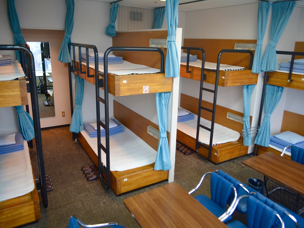 Двухэтажное общежитие. Кровать двухъярусная для общежития. Двухъярусная кровать для хостела. Двухэтажная кровать в общаге. Кровати в лагере.